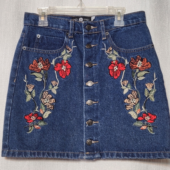 Daisy Street Floral Embroidered Denim Skirt Size 2 Embroidery Flowers - Picture 4 of 8